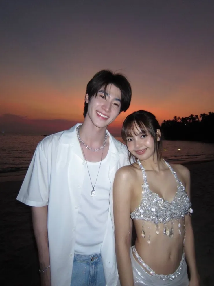 Blue bên Lisa dịp sinh nhật ca sĩ. Ảnh: Instagram/Blue Pongtiwat