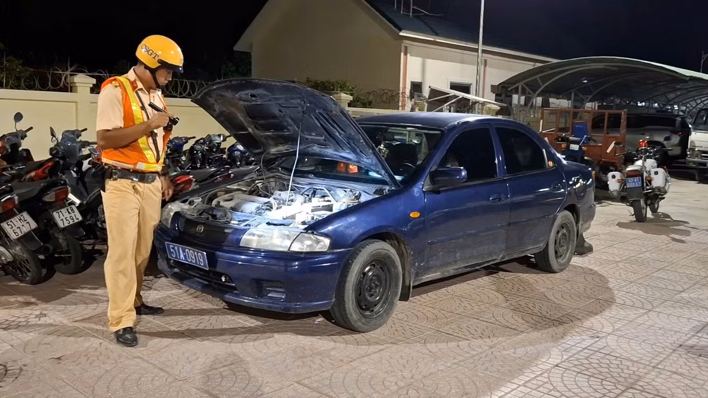 Cảnh sát giao thông kiểm tra xe biển xanh.
