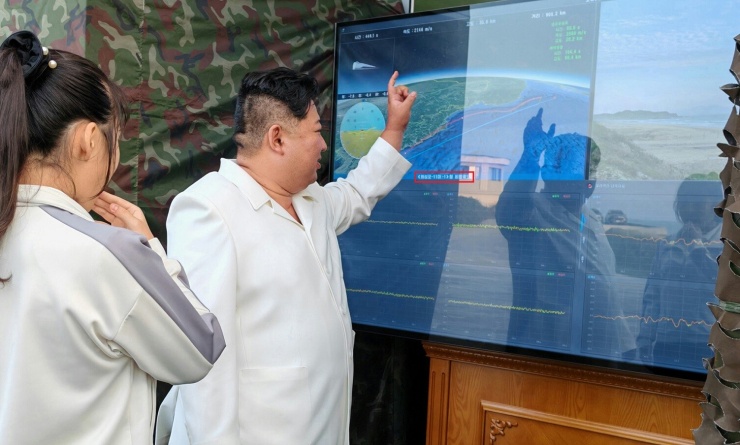 Dòng chữ Hwasongpho-11Ma (khoanh đỏ) trên màn hình hiển thị thông số của tên lửa. Ảnh: KCNA