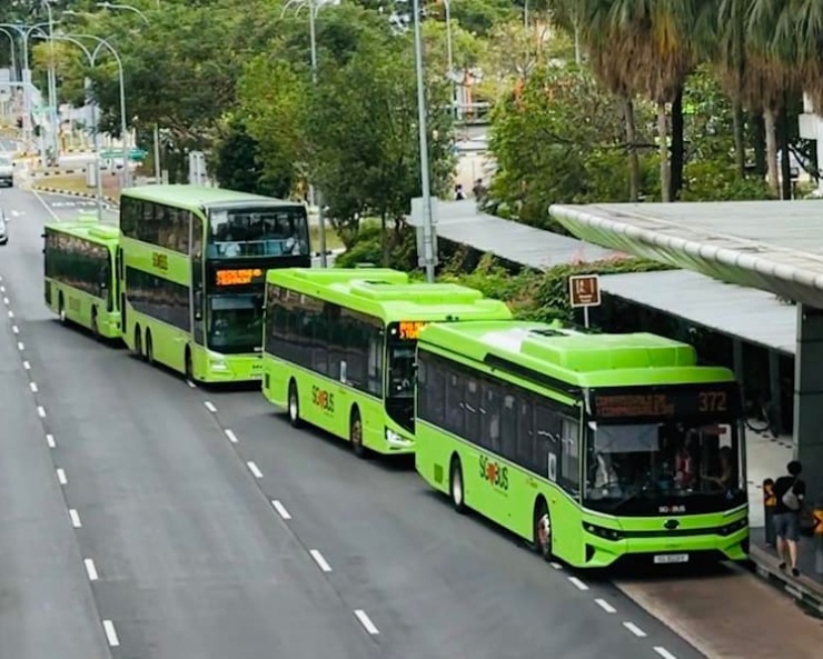 Xe buýt nối đuôi nhau vào một điểm dừng ở Singapore. Ảnh: LTA