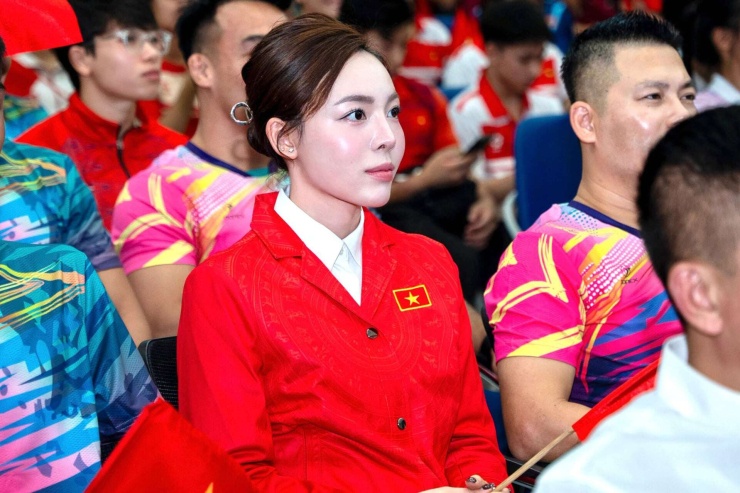 Cột mốc đáng nhớ nhất trong sự nghiệp của Phí Thanh Thảo là tại SEA Games 31 (2022) tổ chức trên sân nhà. Ngay trong lần đầu tiên tham dự một kỳ Đại hội Thể thao Đông Nam Á ở tuổi 18, cô đã gây sốt khi xuất sắc giành HCV nội dung súng trường 3 tư thế nữ và Huy chương Bạc 10m súng trường hơi nữ. Ảnh: FBNV.