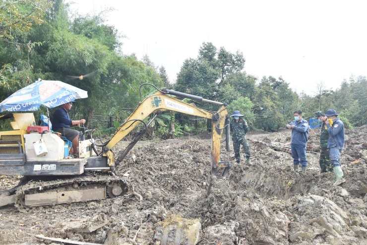 Đội K91 đào tìm hài cốt liệt sĩ tại khu vườn sầu riêng của gia đình bà Lê Thị Đón. Ảnh: T.X