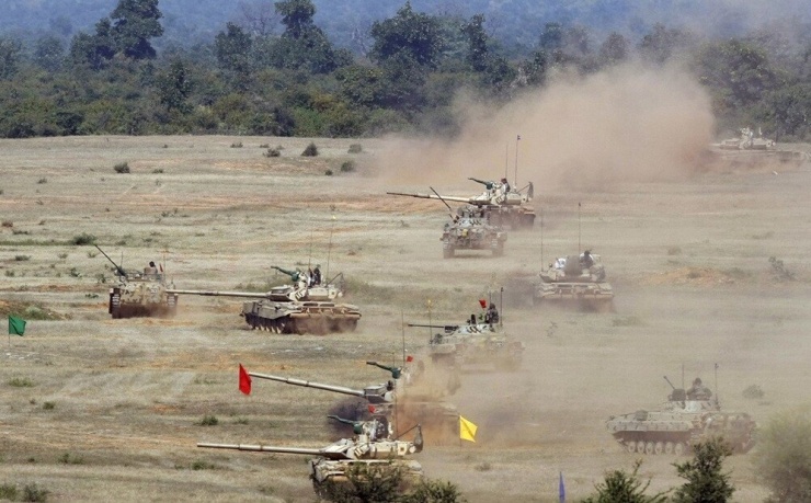Xe tăng T-90 của Quân đội Ấn Độ di chuyển trên một bãi tập trong cuộc tập trận chung Ấn Độ - Mỹ "Yudh Abhyas 09" tại Babina, bang Uttar Pradesh. Ảnh: Reuters