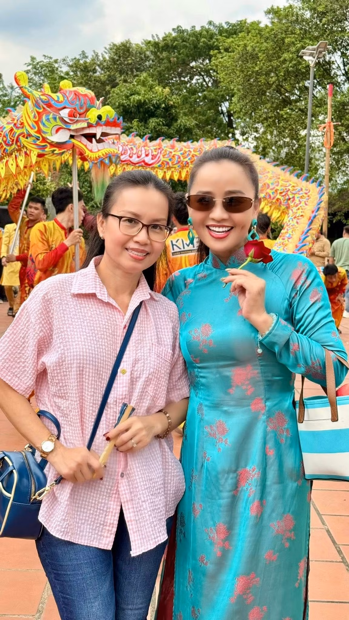 Trấn Thành, Cẩm Ly và các nghệ sĩ dâng hương tại nhà thờ Tổ của Hoài Linh - 5