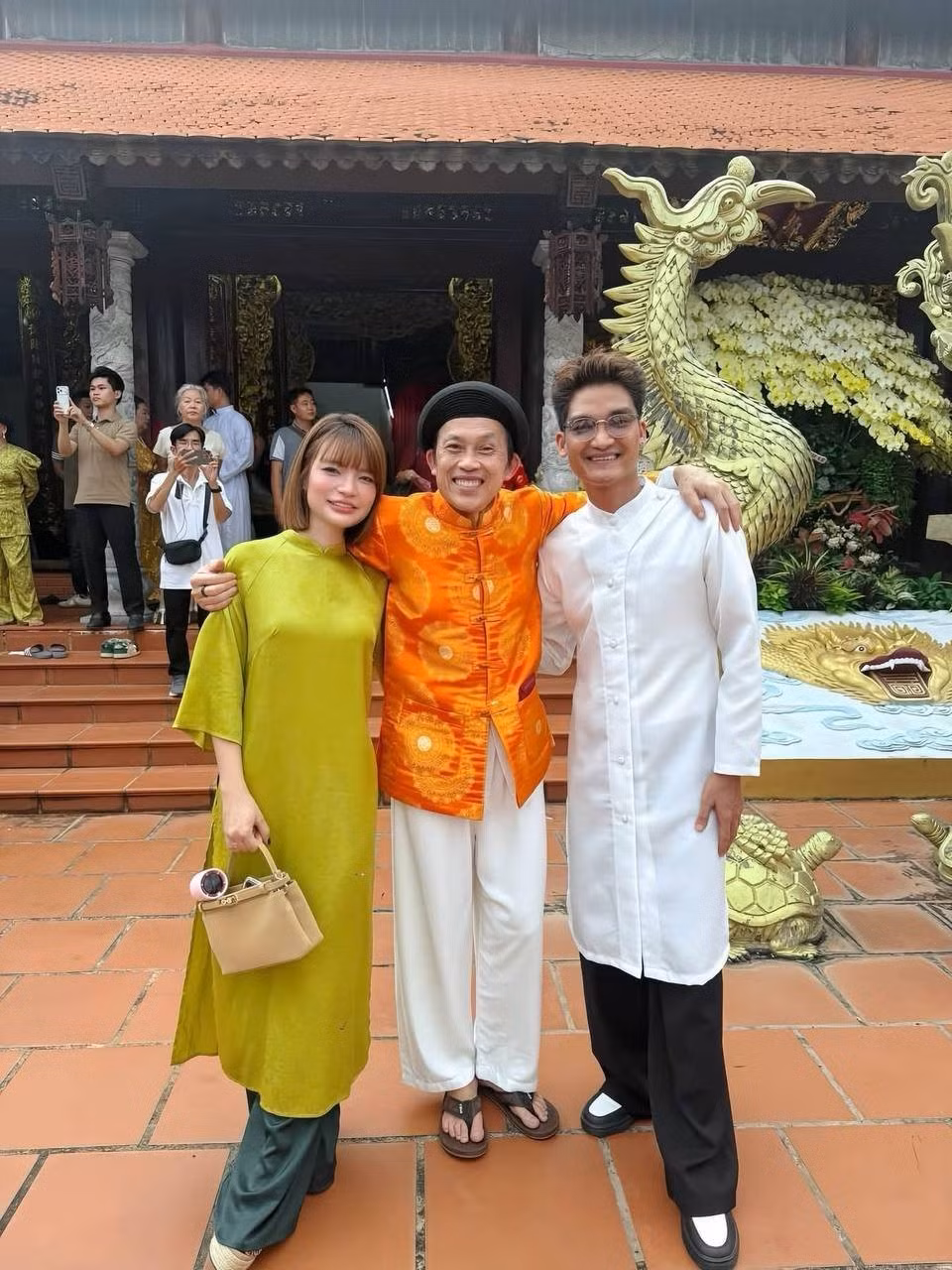Trấn Thành, Cẩm Ly và các nghệ sĩ dâng hương tại nhà thờ Tổ của Hoài Linh - 4