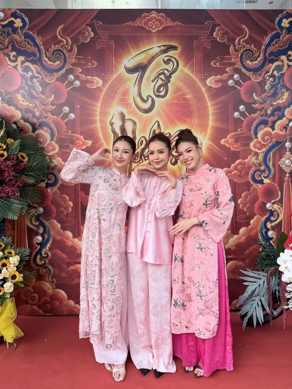 Trấn Thành, Cẩm Ly và các nghệ sĩ dâng hương tại nhà thờ Tổ của Hoài Linh - 9