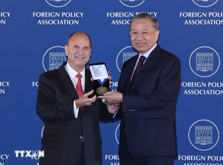 Lãnh đạo Hiệp hội Chính sách Đốingoại Mỹ trao huy chương cho Tổng Bí thư, Chủ tịch nước Tô Lâm.Ảnh: TTXVN