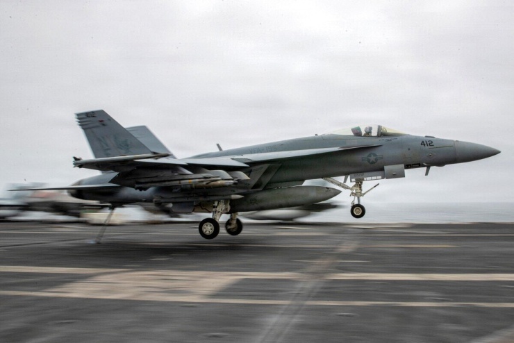 Tiêm kích F/A-18 hạ cánh xuống tàu sân bay USS George Washington ngày 27/8. Ảnh: AFP