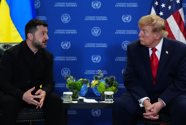 Tổng thống Donald Trump gặp Tổng thống Ukraine Volodymyr Zelensky tại New York ngày 22/9. Ảnh: AP