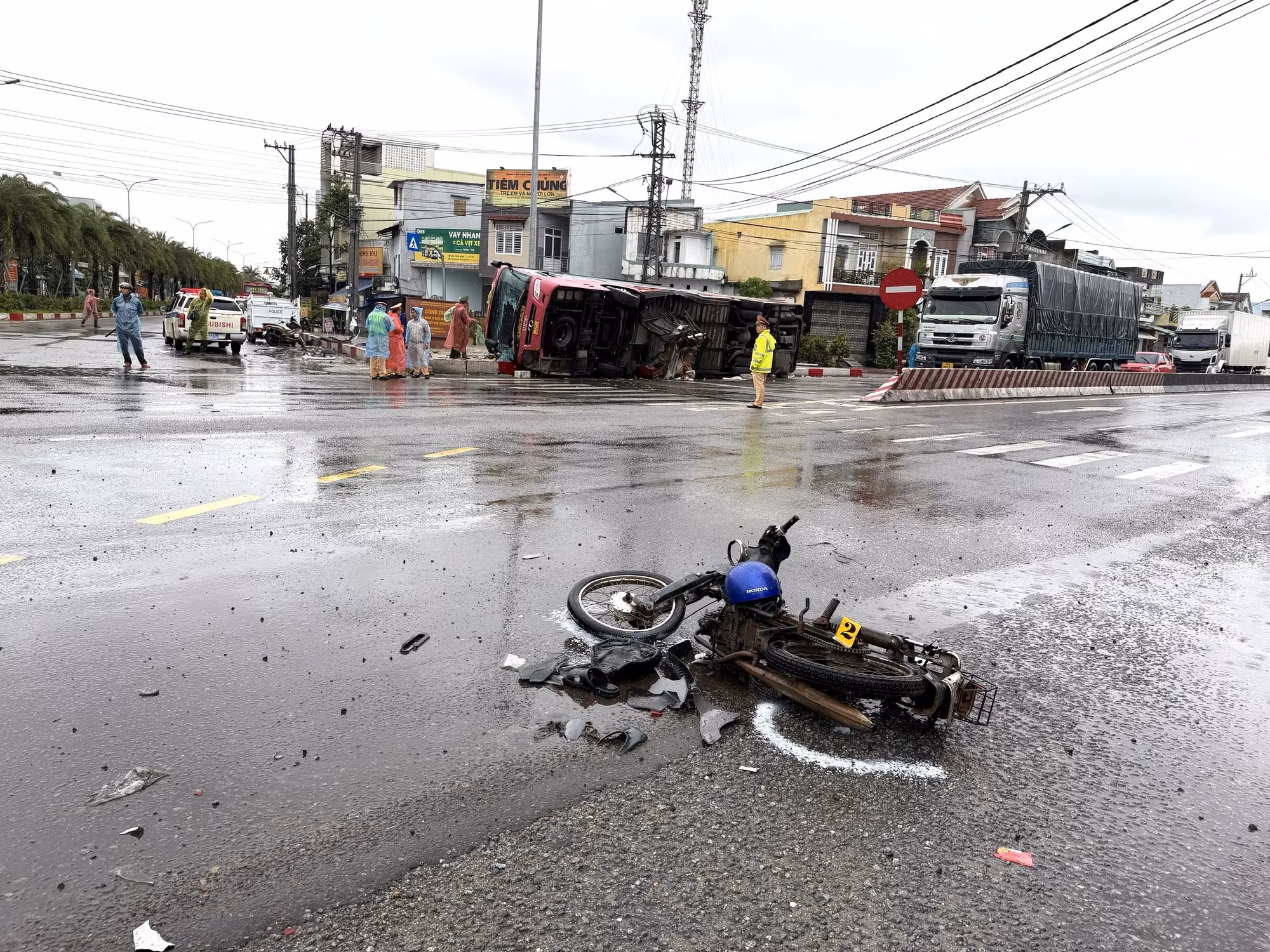 Hiện trường vụ tai nạn làm 2 người chết, nhiều người bị thương (Ảnh Nguyễn Chơn).