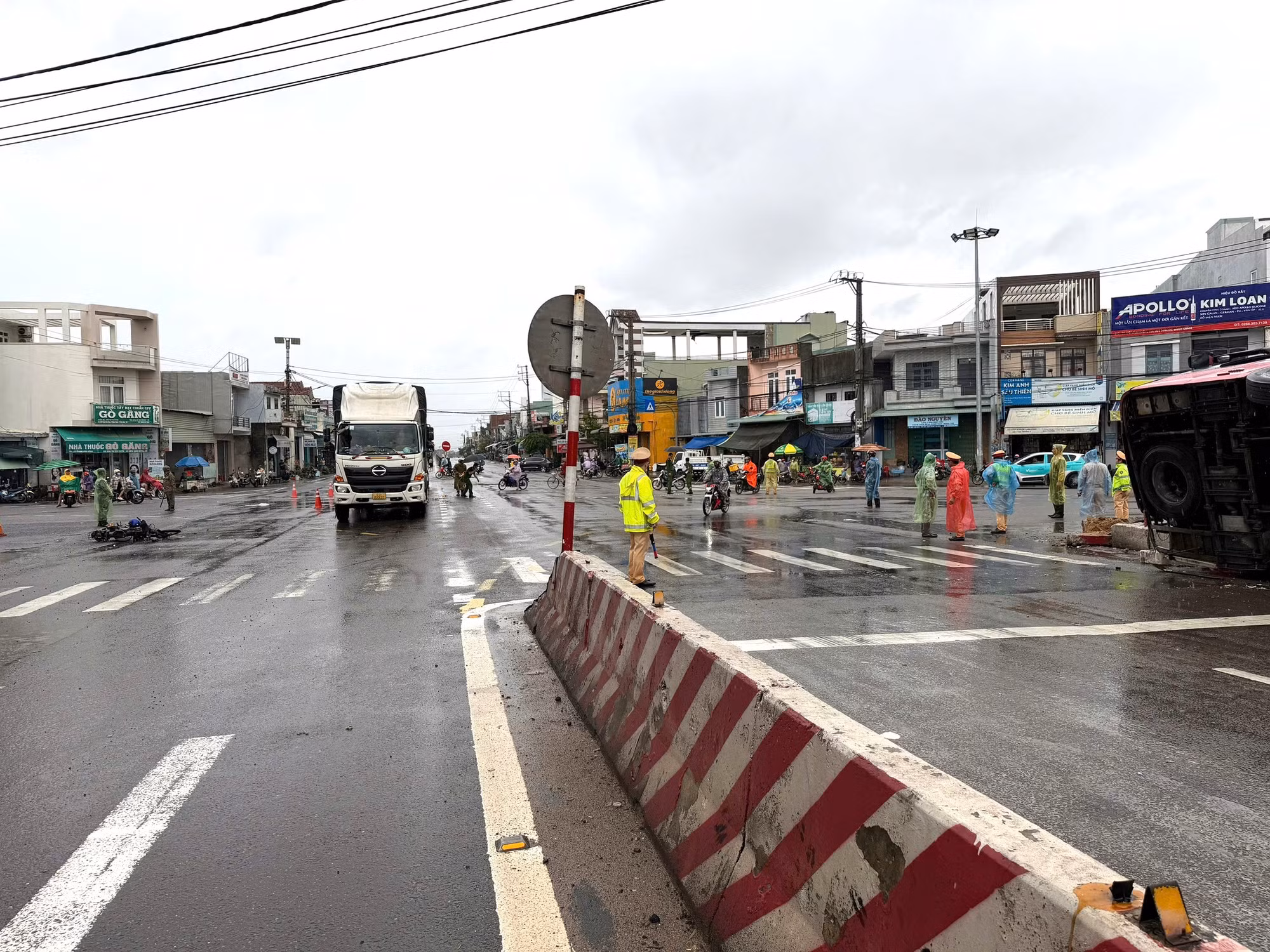 Lực lượng CSGT và các đơn vị liên quan có mặt tại hiện trường để hỗ trợ công tác cứu nạn và phân luồng giao thông (Ảnh Nguyễn Chơn).