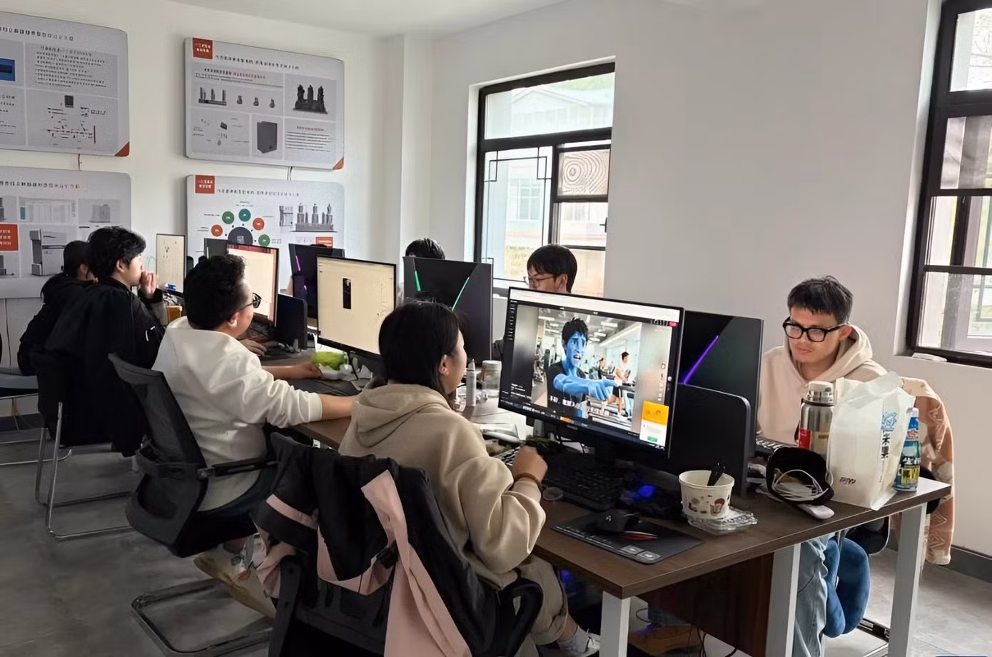 Nhóm nhân sự trẻ làm việc tại Dazhi Film and Television Base ở Trịnh Châu. Ảnh: China News/SCIO.