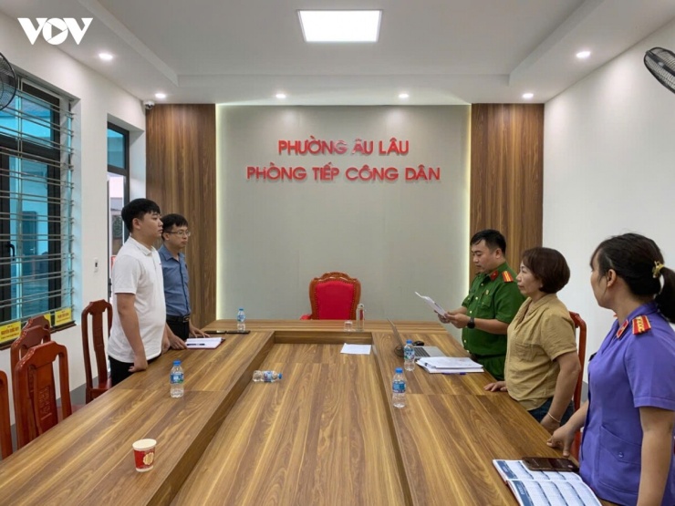 Công an tỉnh Lào Cai tống đạt quyết định và lệnh cấm đối với Lã Thị Phương Hoa.
