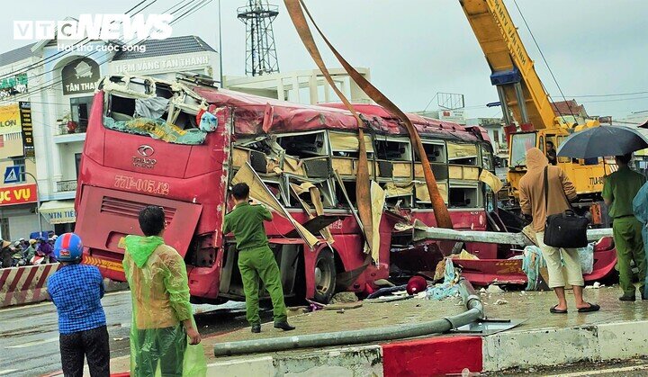 Xe khách gường nằm bị biến dạng sau vụ tai nạn.