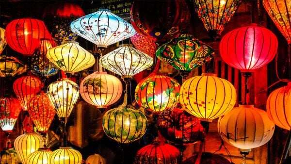 Màu đỏ cũng rất phù hợp với không khí lễ hội ngày tết Trung thu, mang đến sự linh thiêng sum vầy trong không gian sum họp gia đình.