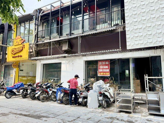 Nhiều mặt bằng treo biển cho thuê hoặc sang nhượng do tình hình kinh doanh yếu kém.
