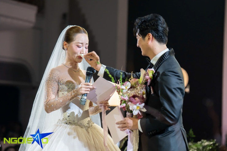 Ngọc Quỳnh lau nước mắt cho Thùy Anh trong đám cưới.