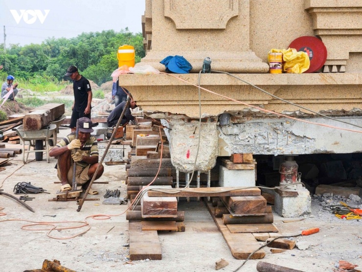 Việc di chuyển nguyên khối một công trình có quy mô lớn thay vì tháo dỡ đang thu hút sự quan tâm của người dân, bởi đây là phương án đòi hỏi kỹ thuật cao và quá trình thi công đặc biệt.