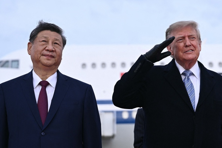 Chủ tịch Tập Cận Bình (trái) và Tổng thống Donald Trump tại căn cứ liên hợp Andrews, bang Maryland ngày 23/9. Ảnh: AFP