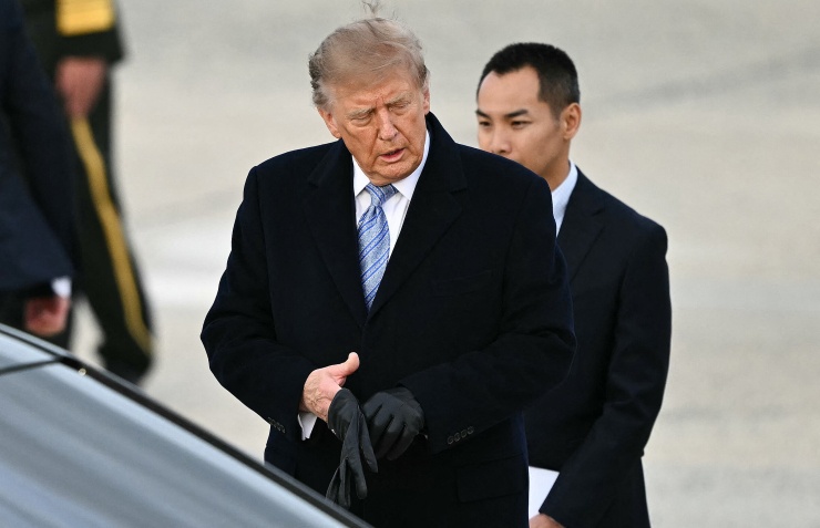 Ông Trump đeo lại găng tay sau khi chào đón ông Tập. Ảnh: AFP