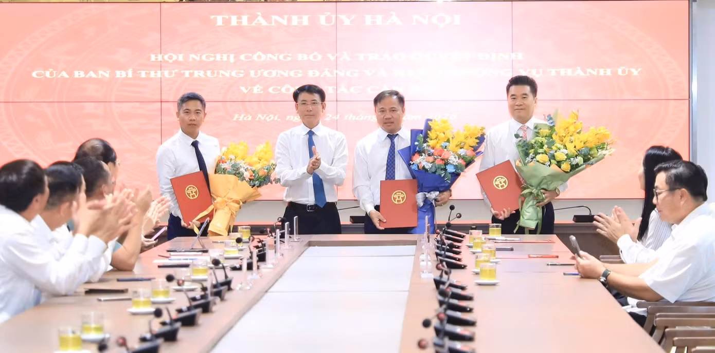 Phó Bí thư Thường trực Thành ủy Hà Nội Nguyễn Trọng Đông trao các quyết định về công tác cán bộ của Ban Thường vụ Thành ủy Hà Nội. Ảnh: Q.T.