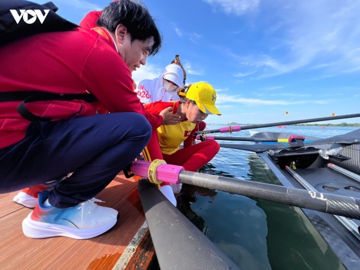 Tại ASIAD 2026, các VĐV Rowing Việt Nam đối mặt khó khăn khi lịch thi đấu bất ngờ bị dồn từ 5 ngày xuống còn 2 ngày do ảnh hưởng của mưa bão.