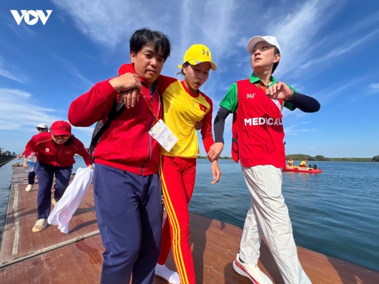 Phạm Thị Bích Ngọc gần như không thể tự di chuyển sau khi lên bờ.