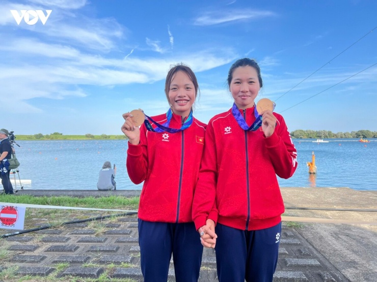 Rất may, sau khi được đội ngũ y tế hỗ trợ, Phạm Thị Bích Ngọc đã có thể cùng đồng đội Trần Thị Tú Uyên ăn mừng tấm HCĐ ASIAD 2026.