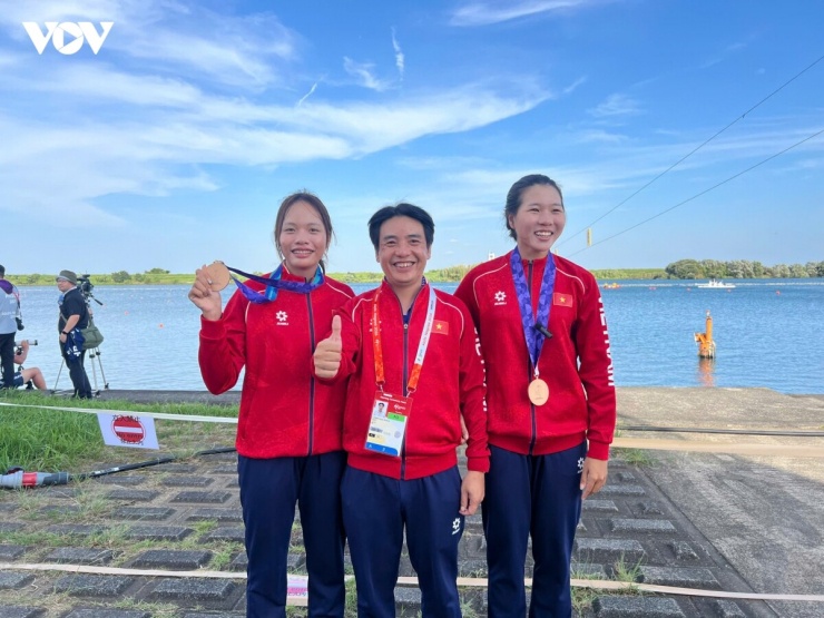 Đây là tấm huy chương thứ 2 của Rowing Việt Nam tại ASIAD 2026 sau tấm HCĐ nội dung thuyền bốn nữ mái chèo đơn của Phạm Thị Ngọc Anh, Lê Thị Hiền, Hà Thị Vui, Dư Thị Bông.