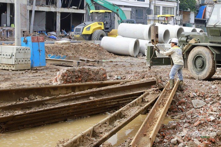 Công nhân thi công các hạng mục hạ tầng. Ảnh: Tuấn Anh
