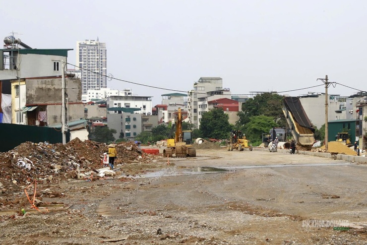 Việc thi công diễn ra sát khu dân cư hai bên tuyến. Ảnh: Tuấn Anh