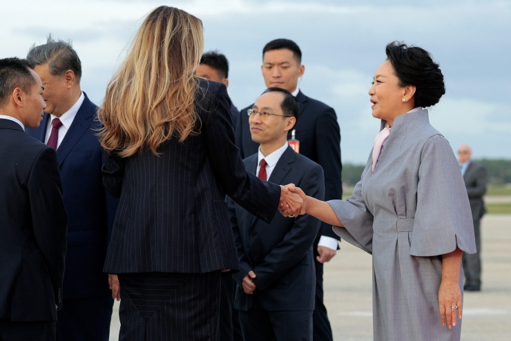 Khoảnh khắc hai đệ nhất phu nhân Mỹ - Trung chào hỏi. Ảnh: AFP
