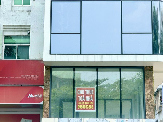 Nhiều cửa hàng, văn phòng trước đây nằm trong khu vực kinh doanh sầm uất thì nay lại treo biển cho thuê hoặc sang nhượng.