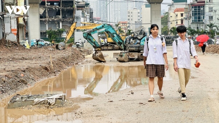 Một hố ga khác cũng nằm ngay lối người dân qua lại, nhưng phần che chắn đã sơ sài, tấm phủ rách nát, không đủ để nhận diện và ngăn người đi đường tiếp cận. Ban ngày, người dân còn có thể nhìn thấy để tránh. Nhưng khi trời tối hoặc mưa lớn, nước ngập che khuất mặt đường, hố ga này có thể trở thành cái bẫy "tử thần".