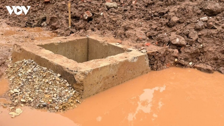 Cũng tại văn bản này, UBND thành phố Hà Nội yêu cầu những vị trí chưa thể khắc phục ngay phải được rào chắn, đặt biển cảnh báo, bố trí lực lượng kiểm soát, bảo đảm an toàn cho người và phương tiện.