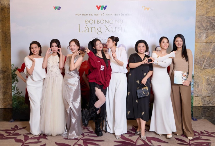 Dàn diễn viên trong đội bóng đá nữ Làng Xuân.