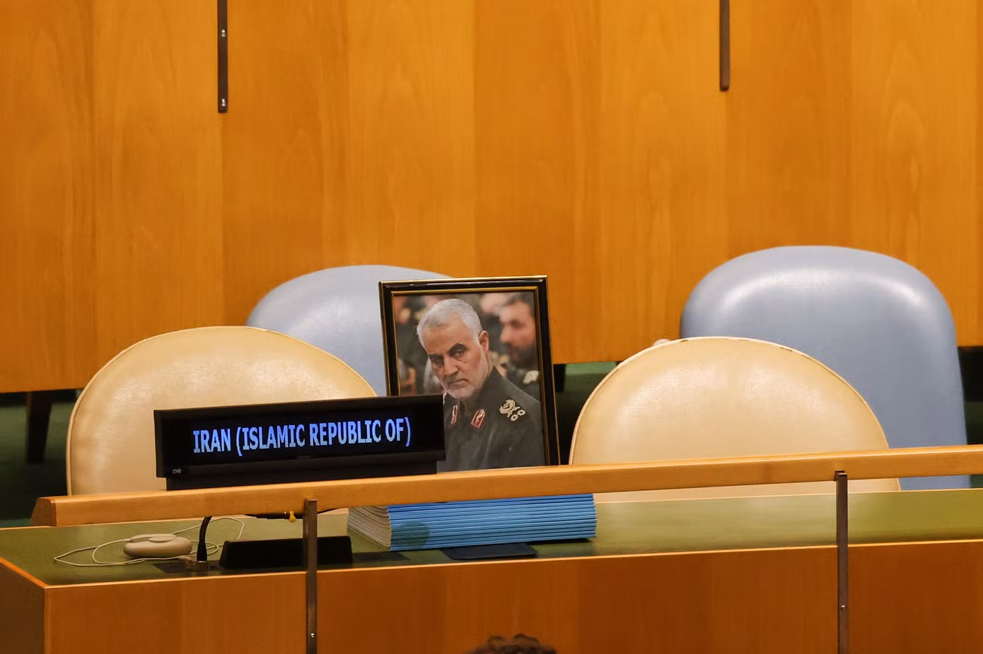 Ảnh chân dung tướng Qasem Soleimani quá cố được đặt ở khu của đoàn đại biểu Iran, trong khi tất cả bỏ ra ngoài. (Ảnh: AP)