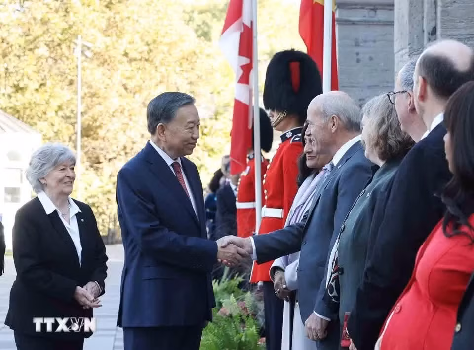 Tổng Bí thư, Chủ tịch nước Tô Lâm với thành viên đoàn Canada. (Ảnh: Thống Nhất/TTXVN)