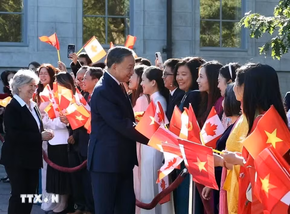Tổng Bí thư, Chủ tịch nước Tô Lâm và Toàn quyền Canada Louise Arbour với cộng đồng người Việt Nam tại Canada dự Lễ đón. (Ảnh: Thống Nhất/TTXVN)