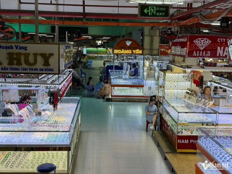 Các tiệm vàng, bạc, kim cương tại Trung tâm thương mại An Đông Plaza mở cửa hoạt động vào ngày 24/9. Ảnh: Thu Hà
