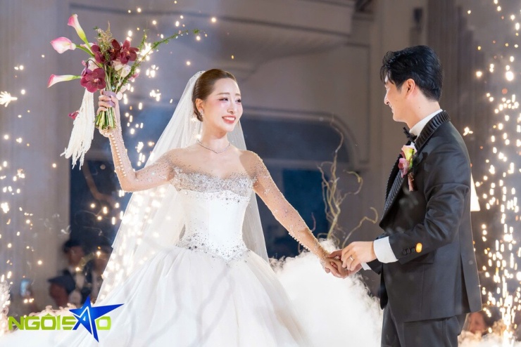 Trong lễ cưới tối 23/9, diễn viên Thùy Anh nhắc lại gần 20 năm quen biết và từng dự cả hai đám cưới trước của Ngọc Quỳnh. "Cả hai lần ấy em đều có mặt, nhưng chỉ là một đồng nghiệp, một vị khách gửi lời chúc mừng. Em chưa từng nghĩ sẽ có ngày người đứng cạnh anh lại là em", cô nói. Theo Ngôi sao.