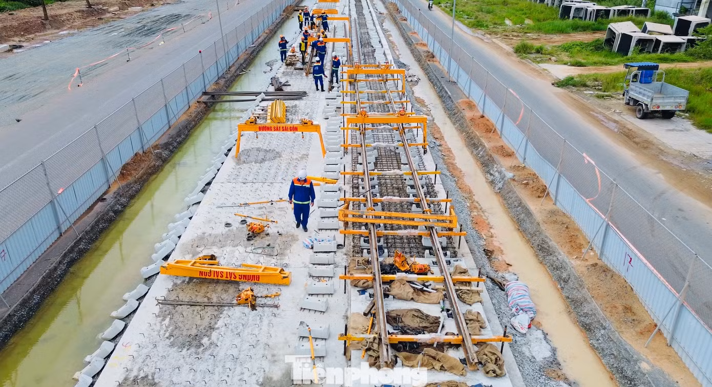 Nhà ga đang thi công phần thô, công đoạn lắp đặt đường ray trên nền đường đang được triển khai.