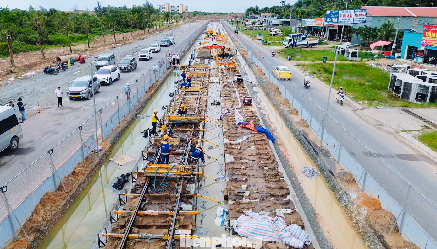 Dự kiến 6 tháng tới, gần 18 km đường đôi sẽ hoàn tất lắp đặt hệ thống ray. Ông Đặng Sỹ Mạnh - Chủ tịch HĐTV Tập đoàn Đường sắt quốc gia Việt Nam cho biết phần đường ray sẽ hoàn thành kịp tiến độ và bàn giao vào tháng 3/2027.