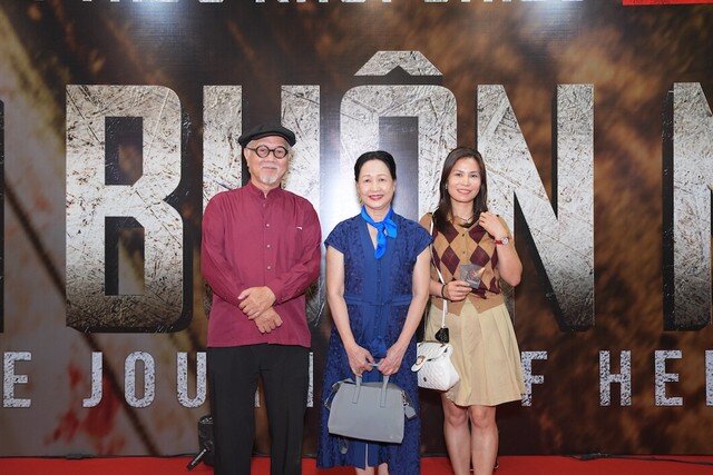 Nhiếp ảnh gia Nguyễn Hữu Bảo cũng tới để ủng hộ vai diễn của bà xã NSND Như Quỳnh.