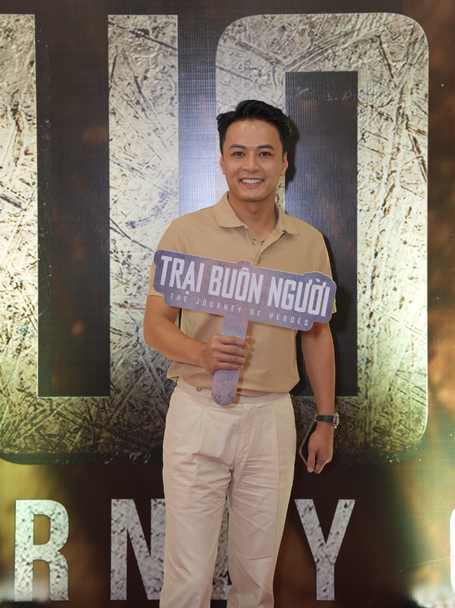 Diễn viên Hồng Đăng ủng hộ ê-kíp phim 'Trại buôn người' ra mắt tại Hà Nội tối 24/9.
