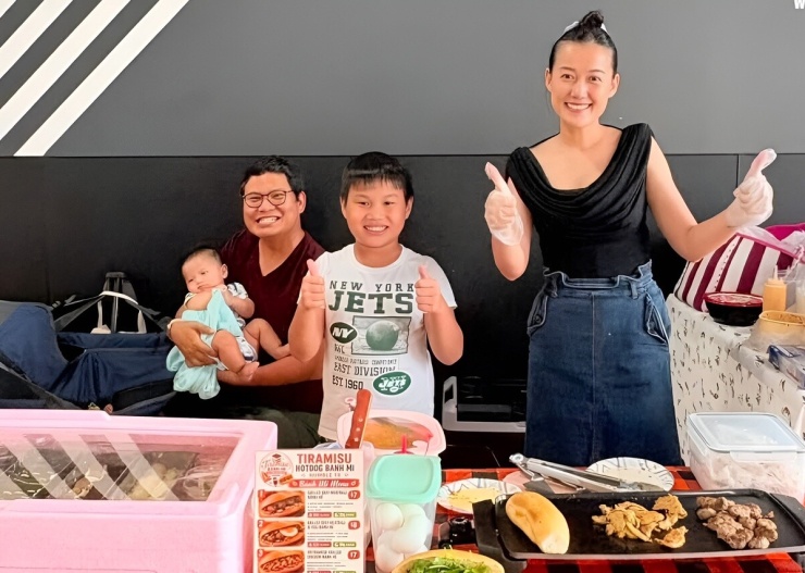 Ảnh sao 26/9: Diễn viên Kim Ngọc bán bánh mì mưu sinh ở Mỹ - 1