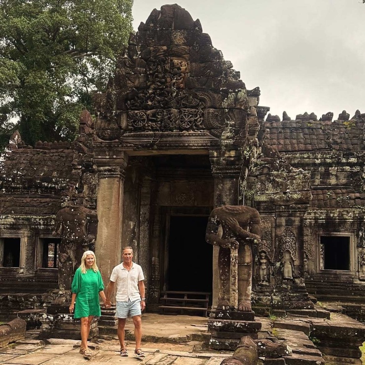 Vợ chồng Shelly ở đền Angkor Wat, Campuchia. Ảnh: Instagram Shelly Peterson