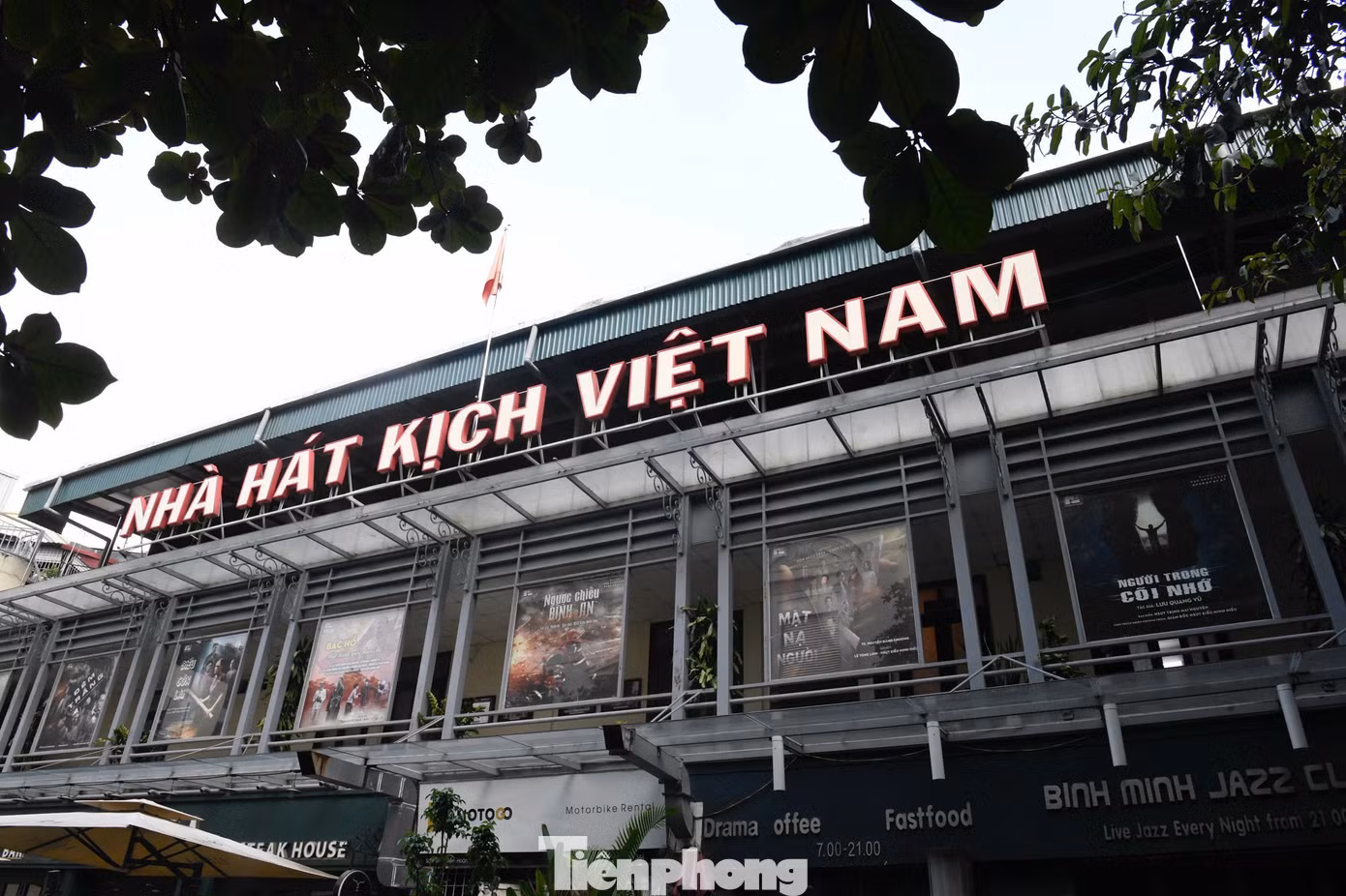 Với nhiều thế hệ nghệ sĩ Nhà hát Kịch Việt Nam, số 1 Tràng Tiền không đơn thuần là nơi làm việc. Nằm phía sau Nhà hát Lớn Hà Nội, địa chỉ này đã trở thành một phần trong đời sống và quãng đời làm nghề của họ, đồng thời là địa điểm quen thuộc với khán giả yêu sân khấu.