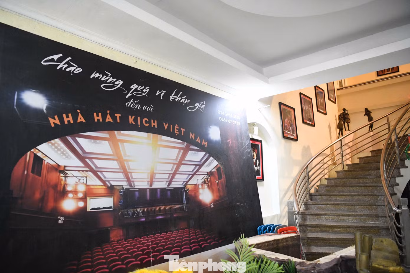 Thông tin Nhà hát Kịch Việt Nam nằm trong quy hoạch và sẽ có cơ sở mới vì thế mang đến những cảm xúc khác nhau. Các nghệ sĩ mong có một nhà hát hiện đại, xứng tầm đơn vị nghệ thuật quốc gia, nhưng cũng không tránh được sự lo ngại việc rời khu vực trung tâm có thể ảnh hưởng đến thói quen thưởng thức sân khấu của công chúng.