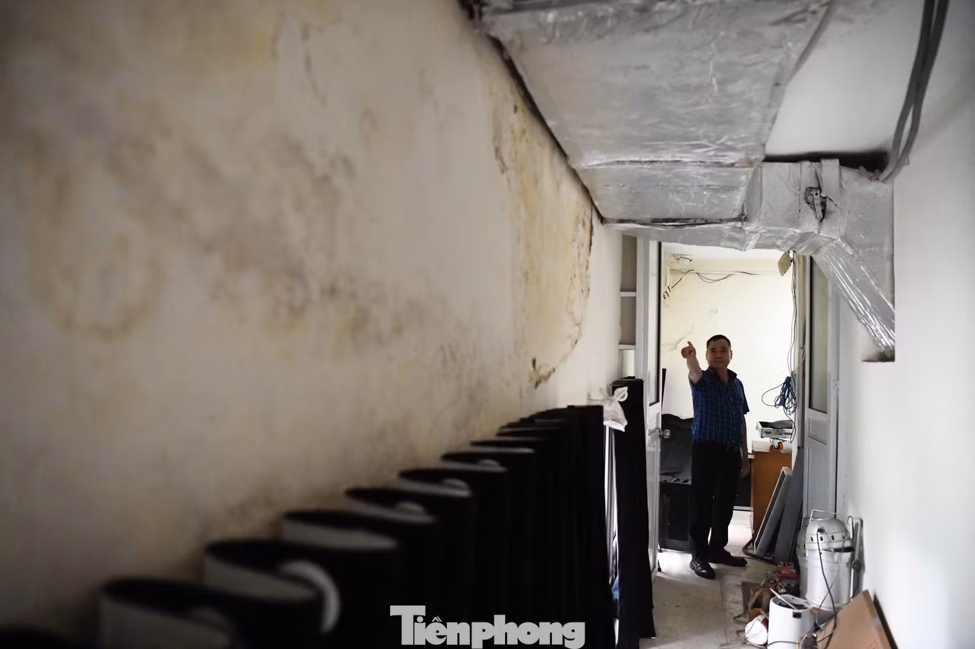 Một nhân viên hành chính của Nhà hát Kịch Việt Nam dẫn PV Tiền Phong tới phòng tập, hành lang của nhà hát - nơi cho thấy rõ nhất sự xuống cấp.